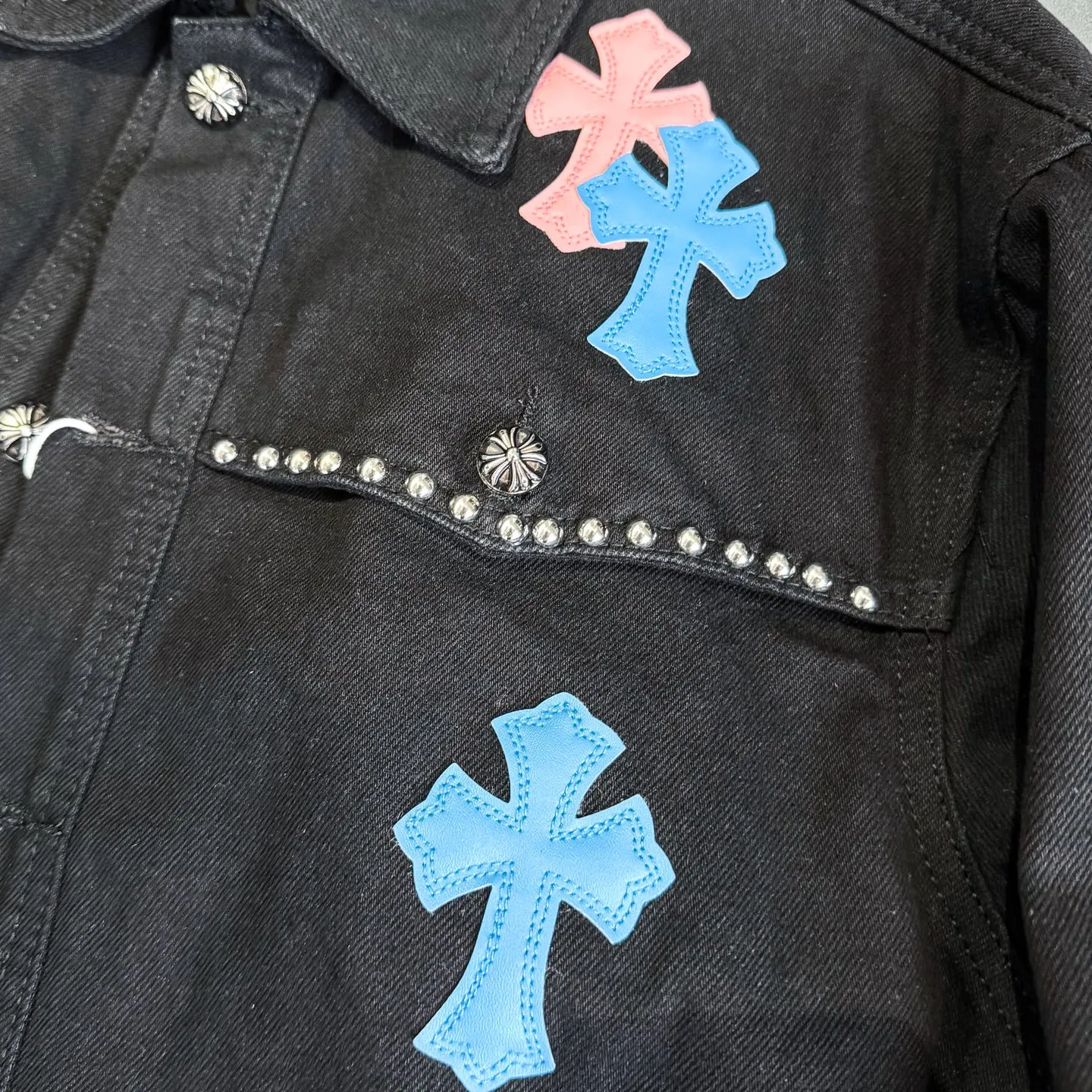 P280 Chrome Hearts Chrome Hearts heavy-duty denim jacket with rivets and multiple farts. The same model as the Internet celebrity star. The cross-printed denim jacket has a unique cross design element and is full of design. It is made of 100% denim cotton fabric with heavy coarse yarn count, which ensures a stiff and tough silhouette while being soft, comfortable and breathable. The lapel is designed with silver buttons and is full of texture. The classic white cross logo is all over the dress, making it a perfect versatile style for spring and summer! The original loose version is made of high-quality pure cotton fabrics. The fabric pattern is high-definition and delicate without burrs. It is comfortable and breathable to wear. All the buttons are molded and customized. It is casual and fashionable and can be matched with any bottoms. It can be windproof and sunproof in spring and summer. It can be worn outside in autumn and winter! Easily concave shape makes you look slimmer and taller, perfect for both men and women! Color: Black Size: S M L XL